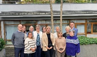 Foto mit Mitarbeiter*innen von bb sozial, Stadt und Beraterteam „Gemeinsam. Dialog. Zukunft“