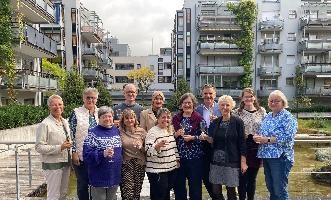 Foto mit Mitarbeiter*innen von bb sozial, Stadt und Beraterteam „Gemeinsam. Dialog. Zukunft“