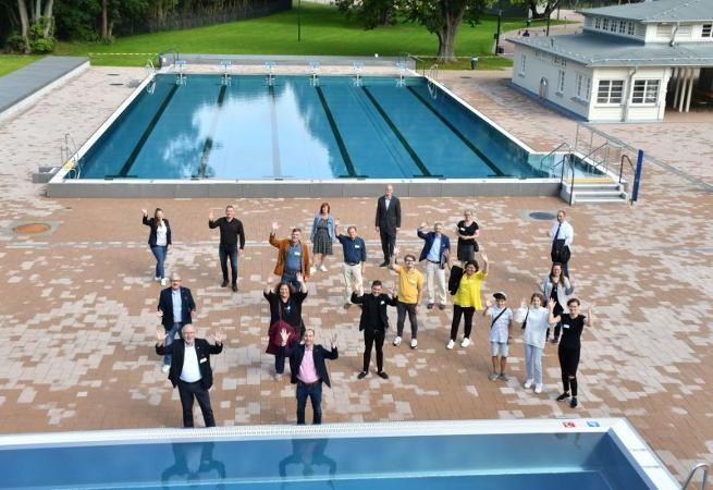 Gemeinsamer Besuch im neuen Sömmerdaer Freibad; vorne Bürgermeister Ralf Hauboldt und Oberbürgermeister Dr. Stefan Belz Gemeinsamer Besuch im neuen Sömmerdaer Freibad; vorne Bürgermeister Ralf Hauboldt und Oberbürgermeister Dr. Stefan Belz