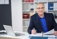 Lächelnder Mann am PC Lächelnder Mann am PC