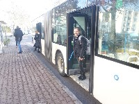 Kind steigt aus Bus