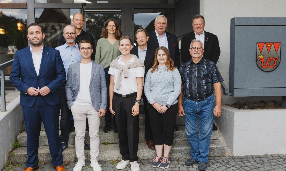 Bild des Gremiums auf der Treppe vor dem Bezirksamt