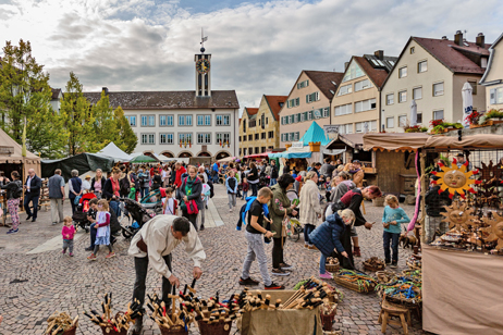Viele Menschen am Marktplatz beim Märchenherbst