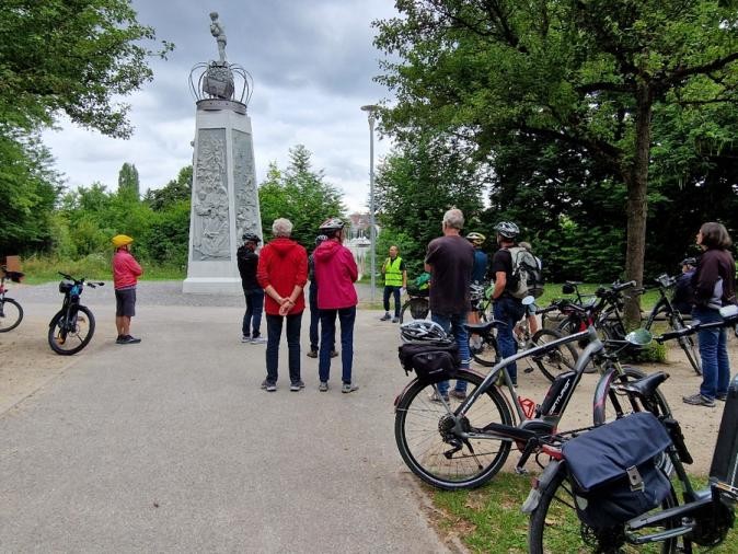 Bürger*innen am Haltepunkt Bauernkriegsdenkmal mit Erklärung von OB Dr. Stefan Belz Bürger*innen am Haltepunkt Bauernkriegsdenkmal mit Erklärung von OB Dr. Stefan Belz