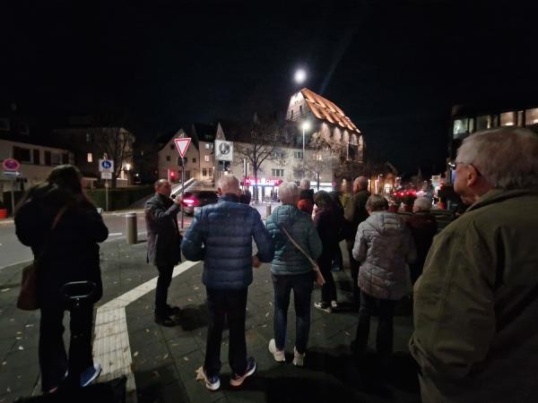 OB Dr. Stefan Belz im Austausch am Fuße der Zehntscheuer Böblingen OB Dr. Stefan Belz im Austausch am Fuße der Zehntscheuer Böblingen