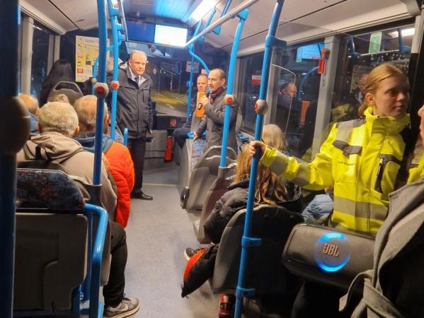 OB Dr. Stefan Belz mit Bürger*innen während der Busfahrt durch Böblingen OB Dr. Stefan Belz mit Bürger*innen während der Busfahrt durch Böblingen