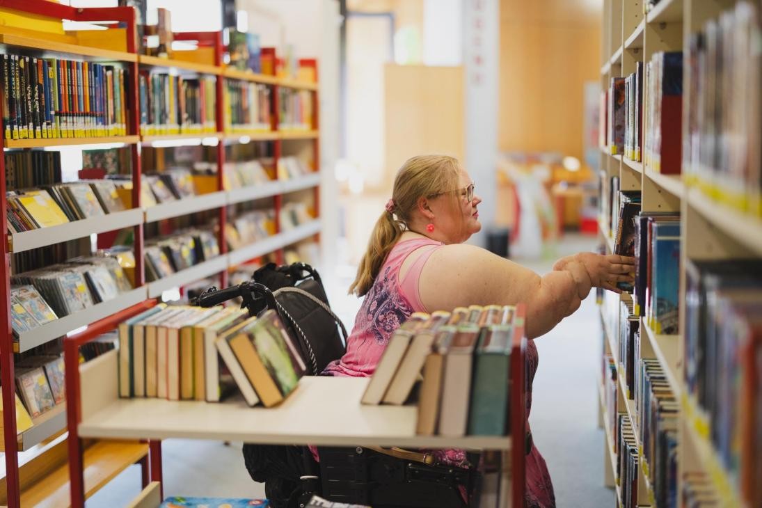 3 Mitarbeiter schauen die Stadtplanung im Modell an