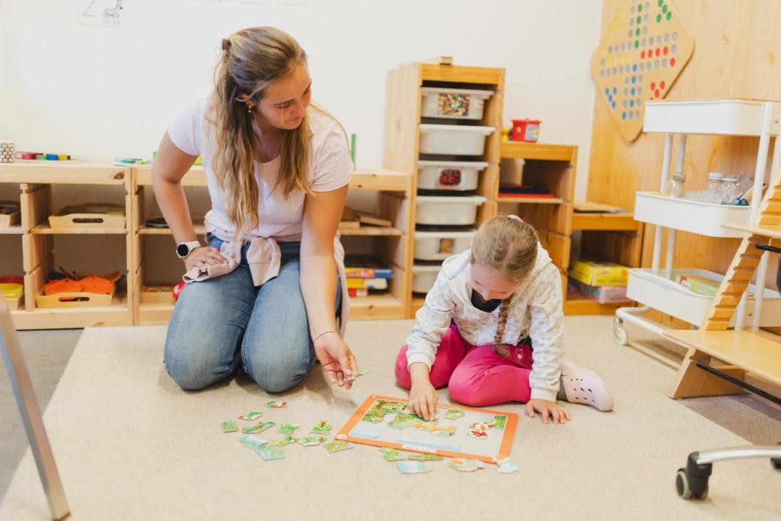 3 Mitarbeiter schauen die Stadtplanung im Modell an
