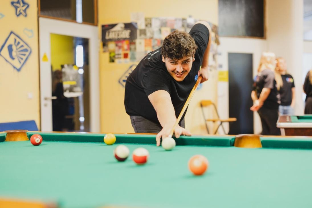 3 Mitarbeiter schauen die Stadtplanung im Modell an