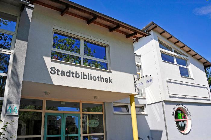 Eingang Stadtteilbibliothek und Stadtteiltreff Café Emil