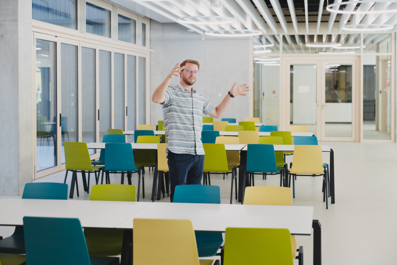 Mann führt durch Mensa