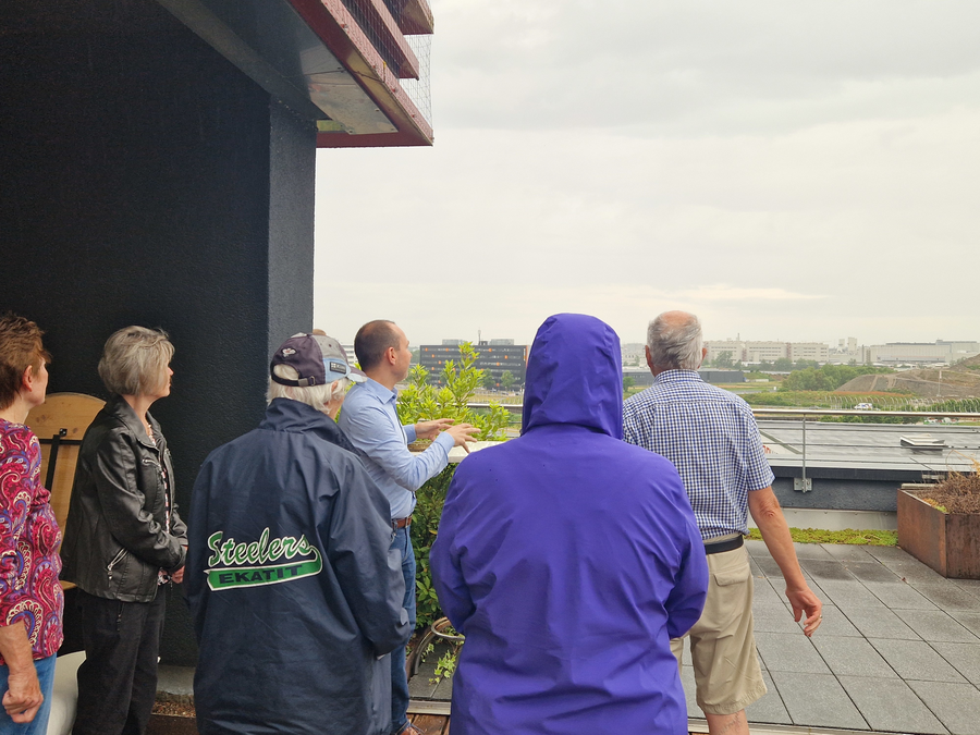 OB Dr. Belz erläutert die Baustelle A81 von der Dachterrasse, Forum 1