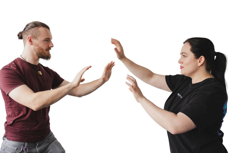 Mann und Frau in Abwehrhaltung gegenüber