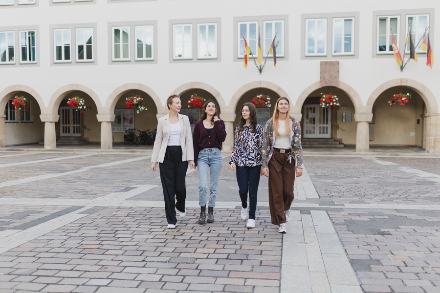 Mitarbeiterinnen vor dem Alten Rathaus in Böblingen