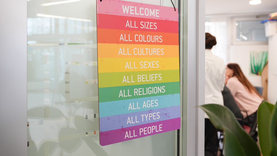 Schild Willkommen mit Willkommenssprüchen