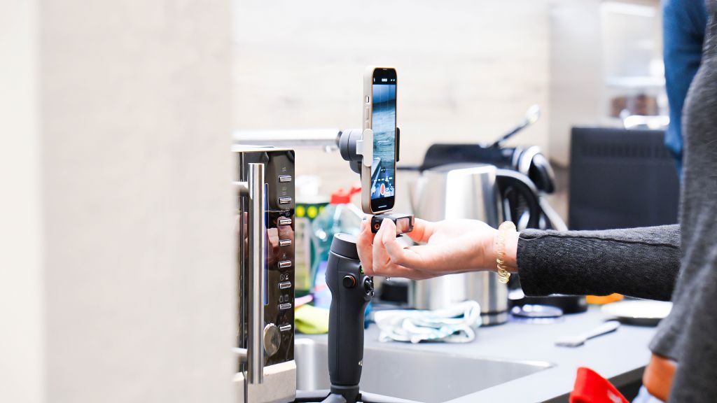 Hand mit Handy am Filmen