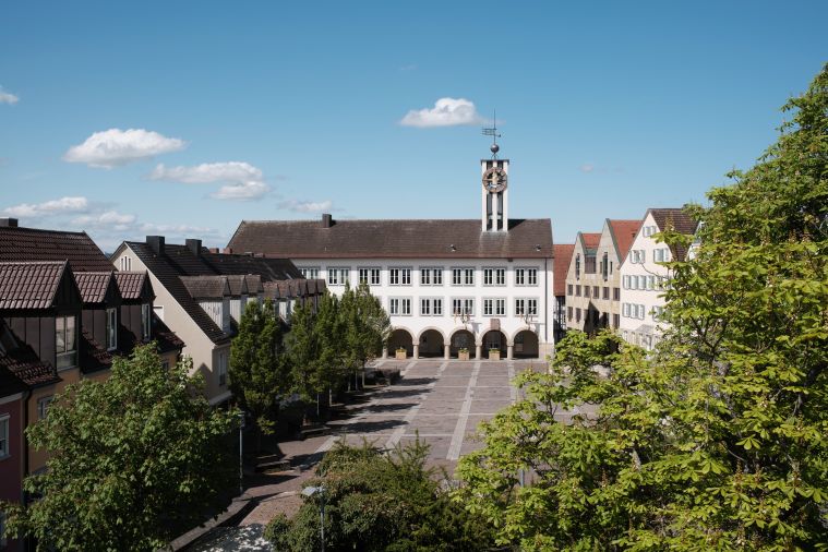 Frontalbild Altes Rathaus über den Marktplatz