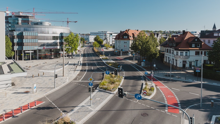 Klimaangepasste Straßenkreuzung der Herrenberger Straße und Poststraße mit begrüntem Mittelstreifen, Trinkwasserbrunnen und Wasserfontänen.