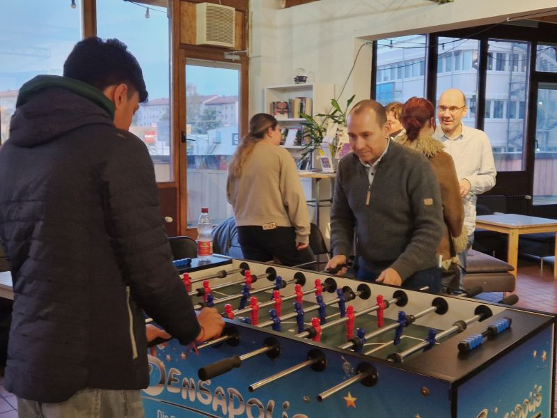 OB Dr. Stefan Belz beim Tisch-Kicken mit casa nostra-Besucher OB Dr. Stefan Belz beim Tisch-Kicken mit casa nostra-Besucher