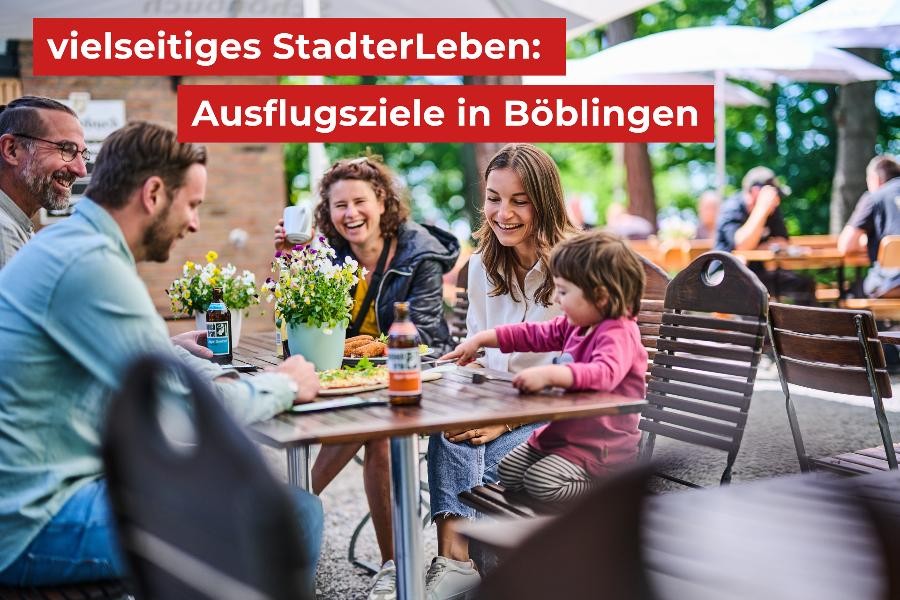 Familie sitzt im Biergarten und lachen