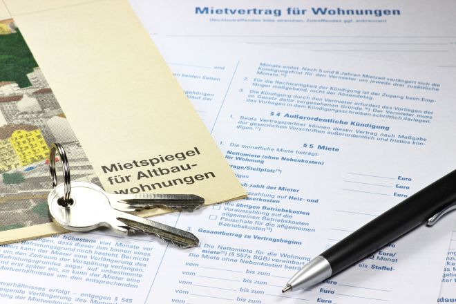 AdobeStock_93494225Wohnungswesen Mietspiegelinfo und Mietvertrag im Bild