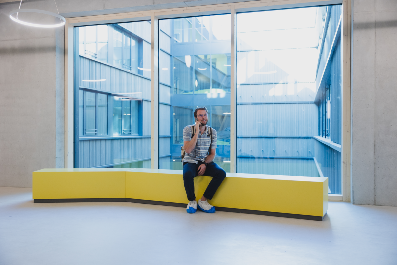 Erwachsener sitzt im Schulgebäude