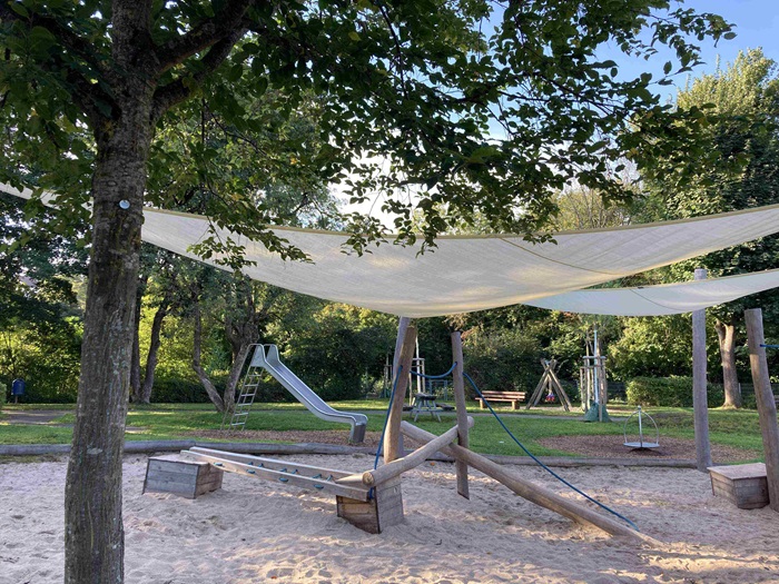 Hitzeschutz auf Spielplatz durch Sonnensegel