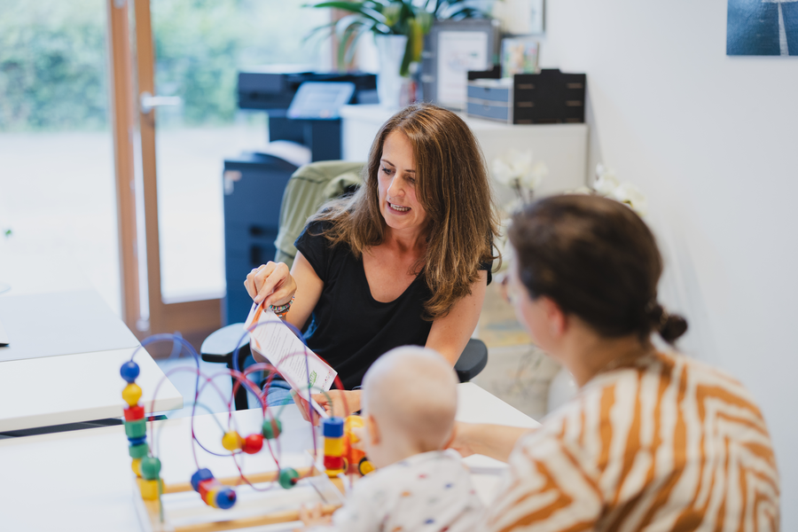 Familienberatung, eine Beraterin mit Baby und Mutter