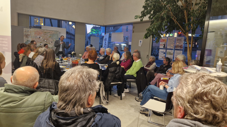 Ehrenamtliche und Interessierte im Austausch mit OB Dr. Belz im Treff am See