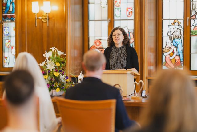 Lächelnde Frau am PC