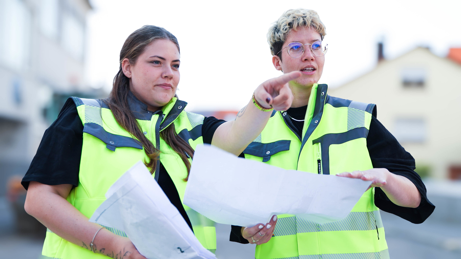Straßenverkehrsbehörde Mitarbeiterinnen, eine Mitarbeiterin zeigt auf etwas