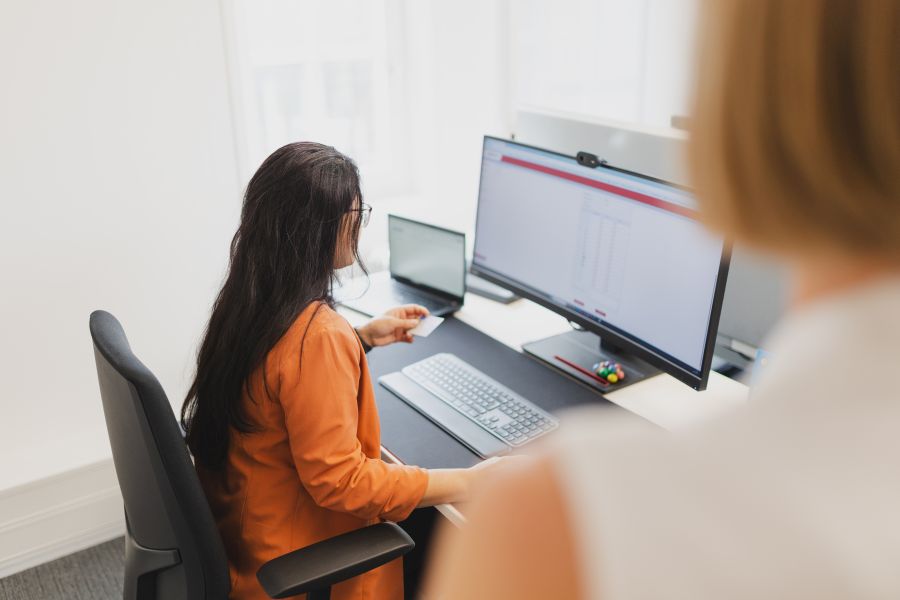 Lächelnde sympathisch wirkende Frau mit Kopfhörer und Mikrofon