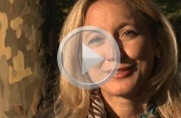 Frau mit Video Startzeichen Frau mit Video Startzeichen