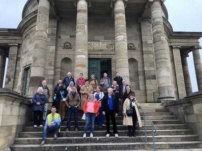 Gruppe_Grabkapelle 800x600.jpg Gruppe_Grabkapelle 800x600.jpg