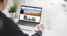 OB schaut im Laptop die Beteiligungsplattform an Foto: Adobe Stock / Stadt Böblingen OB schaut im Laptop die Beteiligungsplattform an Foto: Adobe Stock / Stadt Böblingen