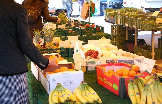 Bild vom Wochenmarkt mit Obst und Gemüse