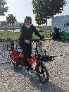 Bürgermeisterin Christine Kraayvanger beim Lastenrad-Probefahren