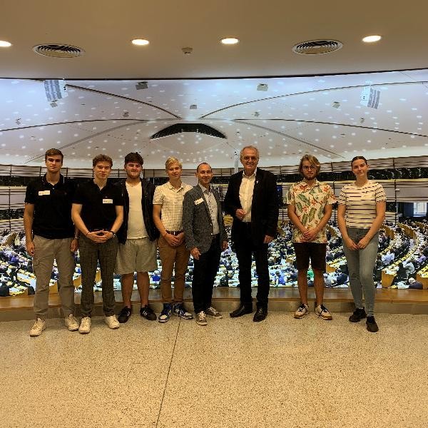 Jugendgemeinderät*innen zusammen mit OB Dr. Stefan Belz (vierter von rechts) und MdEP Rainer Wieland (dritter von rechts)