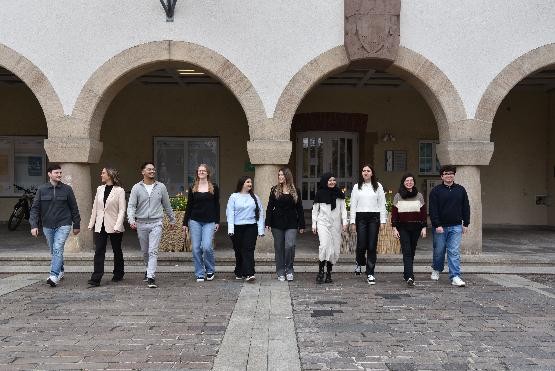 Auszubildende vor dem Rathaus