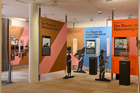 Blick in ein Museum mit Informationstafeln zum Bauernkrieg