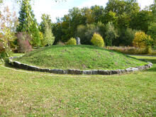 Grabhügel auf dem Waldfriedhof Grabhügel auf dem Waldfriedhof