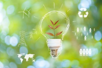 Energiespartipps Glühbirne mit grünem Hintergrund