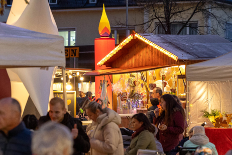 Martini-Markt schöne Verkaufsbude mit Lichtern