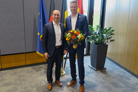 Der Oberbürgermeister und der wiedergewählte erste Bürgermeister mit Blumen in der Hand