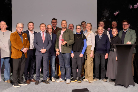 Oberbürgermeister und erster Bürgermeister mit Blumen ind er Hand